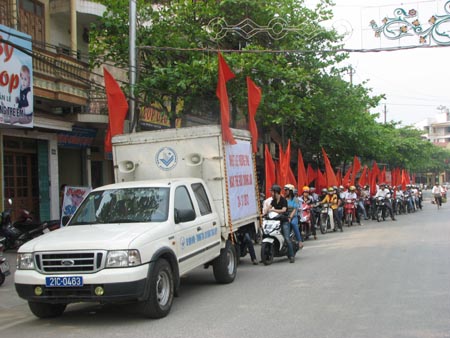 Diễu hành quần chúng trên địa bàn thành phố Yên Bái hưởng ứng Ngày thế giới chống lao.